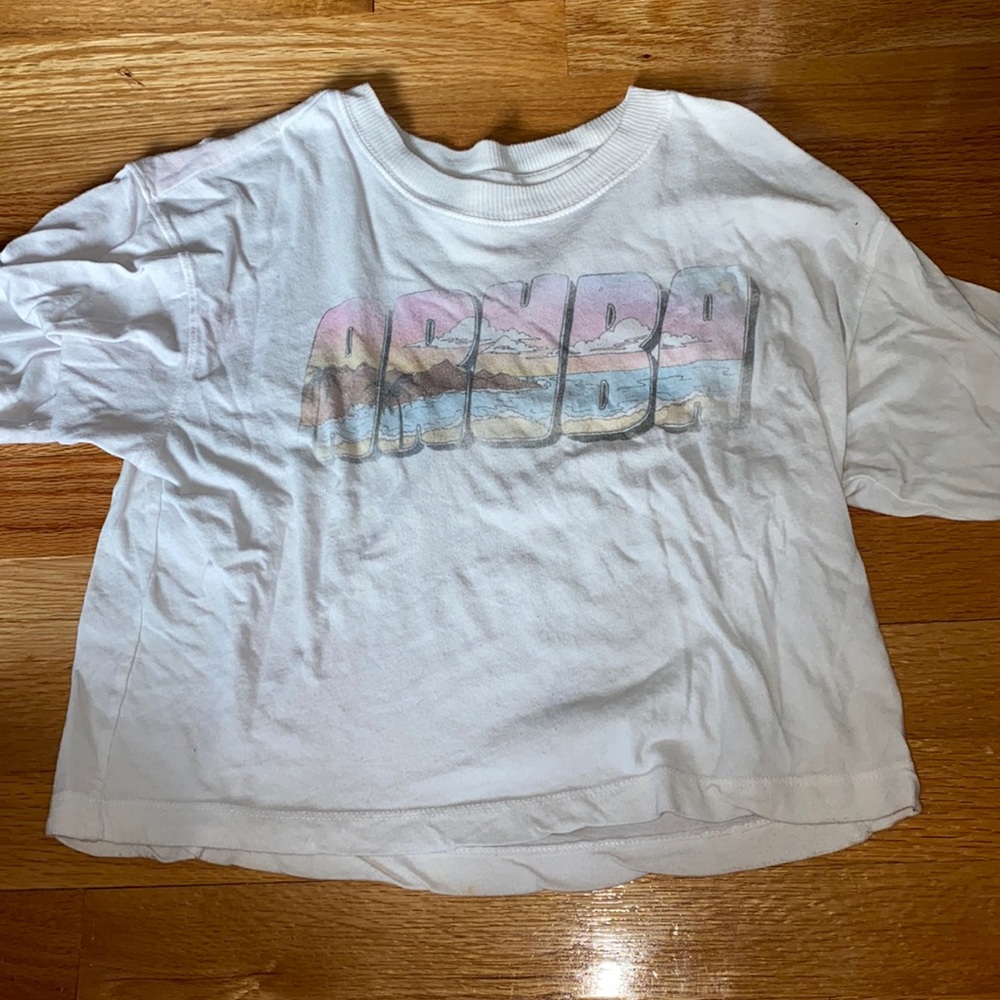 White t-shirt that says “aruba”